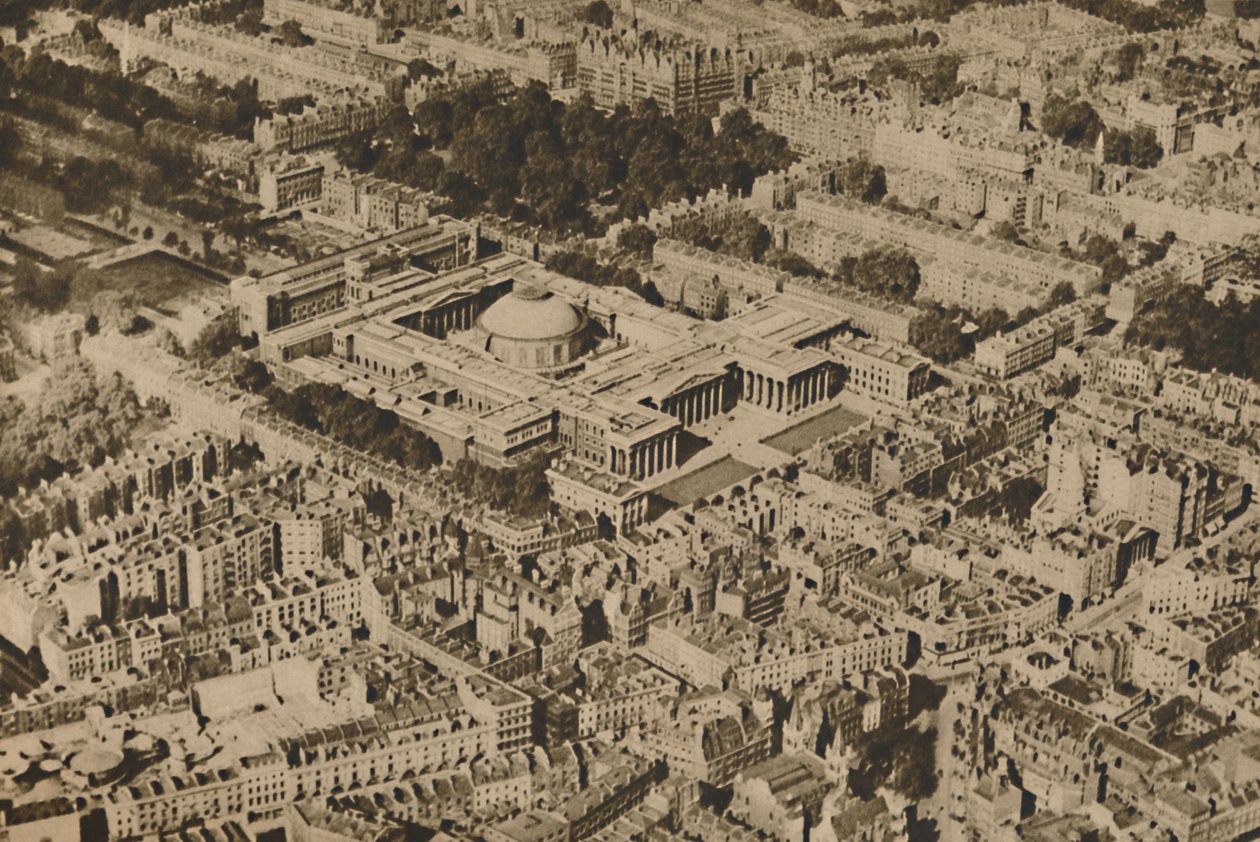 "Romaaninen näkymä British Museumista Bloomsburyn massiivipuiden ympäröimänä", vuodelta 1935. tekijältä Surrey Flying Services