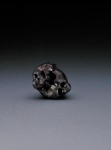 Netsuke, joka kuvaa apina-äitiä ja hänen poikaansa, n. 1880-1900 (puu) (perusta 195425) tekijältä Suzuki Tokuku