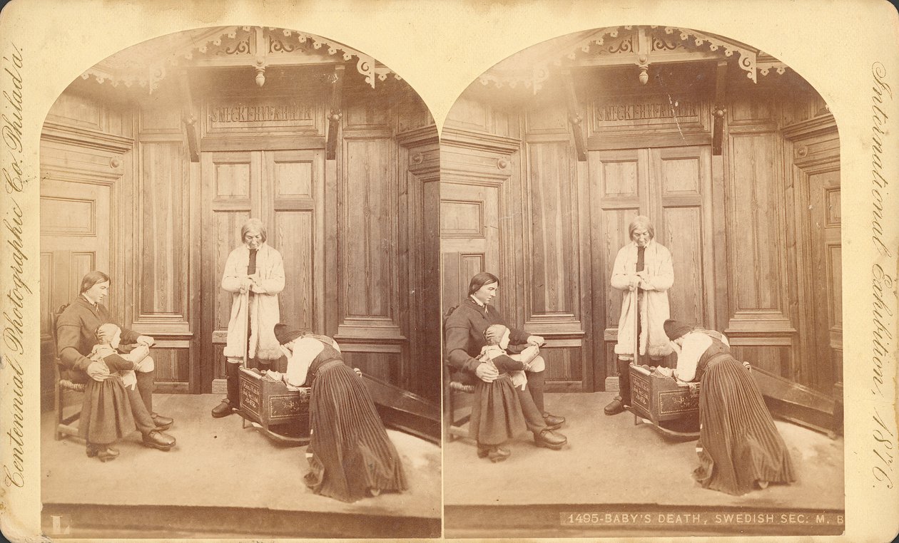 Vauvojen kuolema, Ruotsin osasto, näyttelyn otsikosta: Kohtauksia ruotsalaisten kotielämässä, Näyttely #na, Päänäyttelyrakennus, Rakennus, 1876 (stereoskooppinen printti) tekijältä Swedish Photographer