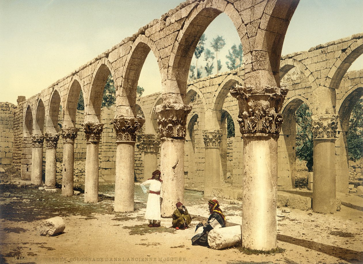 Muinainen moskeija, Baalbek, n. 1880-1900 (fotokromi) tekijältä Swiss Photographer