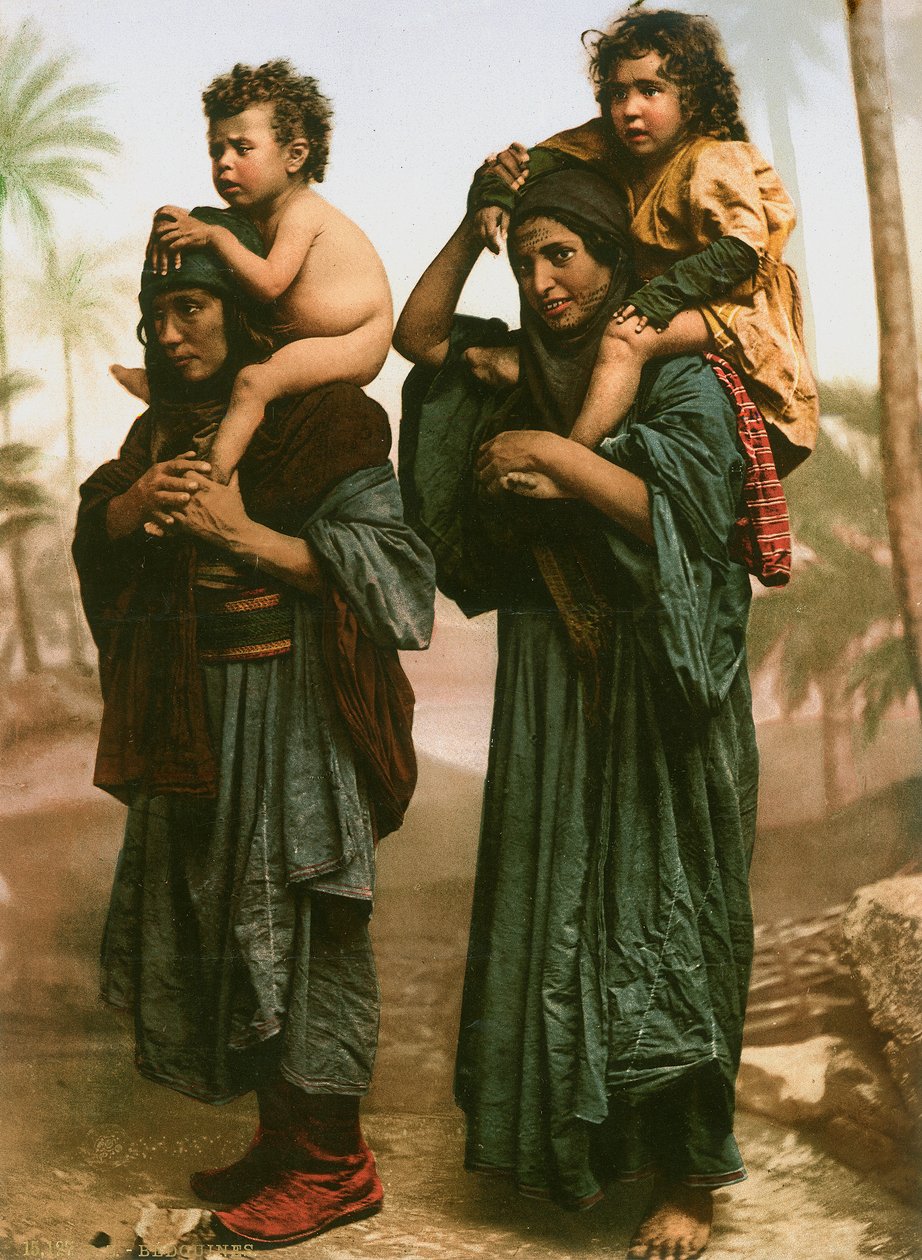 Beduiininaiset ja -lapset Pohjois-Palestiinasta, joilla on tatuoidut kasvot, n. 1880-1900 (fotokromi) tekijältä Swiss Photographer