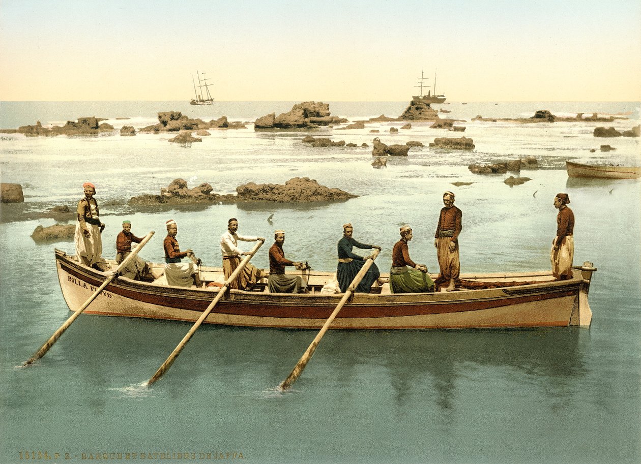 Vene ihmisten kanssa soutamassa Jaffan satamassa, n. 1880-1900 (fotokromi) tekijältä Swiss Photographer
