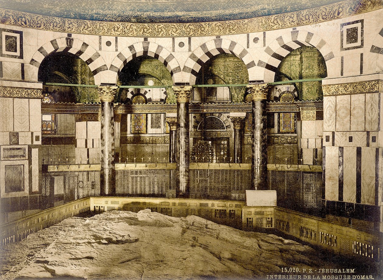 Dome of the Rockin sisäpuoli Jerusalemissa, josta on näkymät kalliolle, n. 1880-1900 (valokuva) tekijältä Swiss Photographer