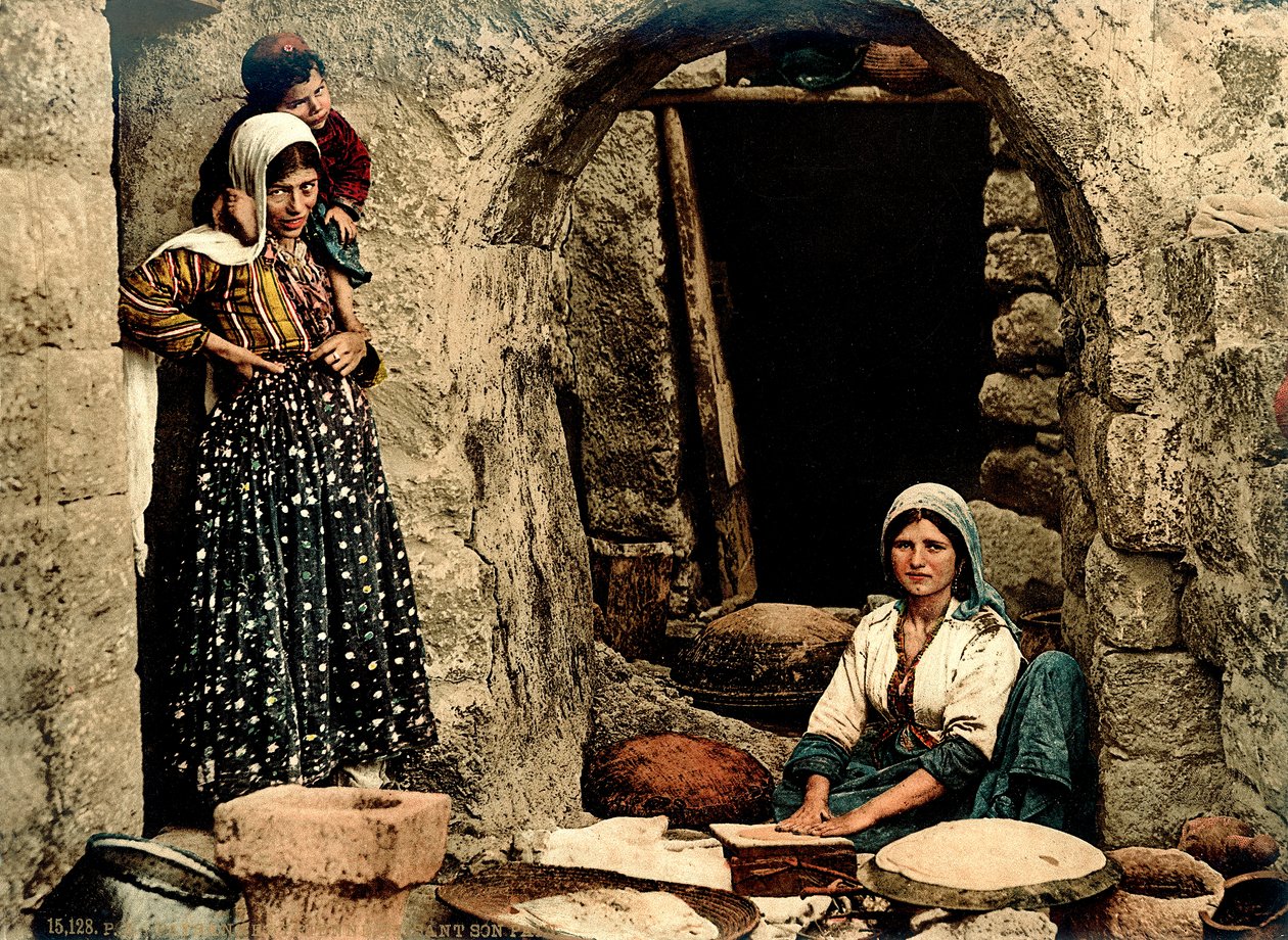 Libanonilaiset naiset leipomassa leipää talonsa edessä, n. 1880-1900 (valokuva) tekijältä Swiss Photographer
