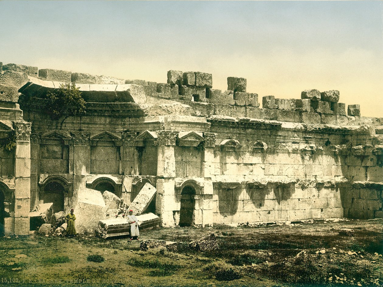 Osa Jupiterin temppelin aitausta, Baalbek, n. 1880-1900 (fotokromi) tekijältä Swiss Photographer