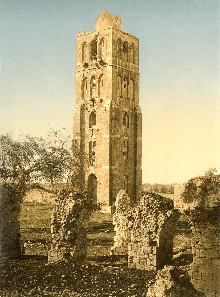 Ramlehin moskeijan torni raunioituneilla holveilla etualalla, n. 1880-1900 (valokuva) tekijältä Swiss Photographer