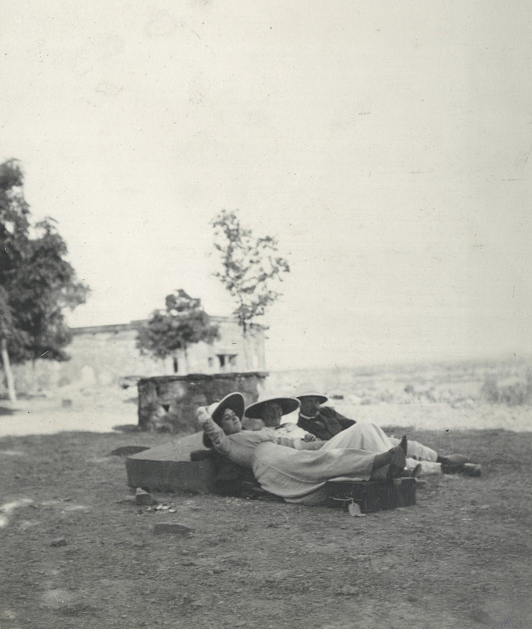 Lilah Wingfield, Judy Smith ja majuri Gosling lepäämässä nähtävyyksien katselun jälkeen Fatehpur Sikrissä tammikuussa 1912 (bw kuva) tekijältä Sylvia Brooke