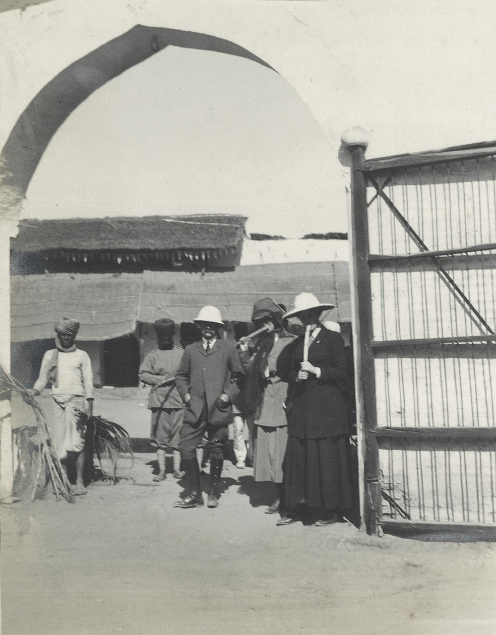 Majuri Gosling, Judy Smith ja Lilah Wingfield polttivat sokeriruokoa poliisiasemalla lähellä Fatehpur Sikria tammikuussa 1912 tekijältä Sylvia Brooke