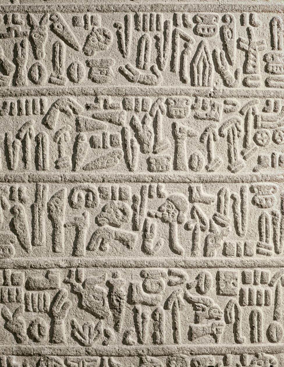 Hieroglyfinen kirjoituskatkelma, joka kertoo Katusaan kuninkaan heettiläisen elämästä tekijältä Syrian Syrian