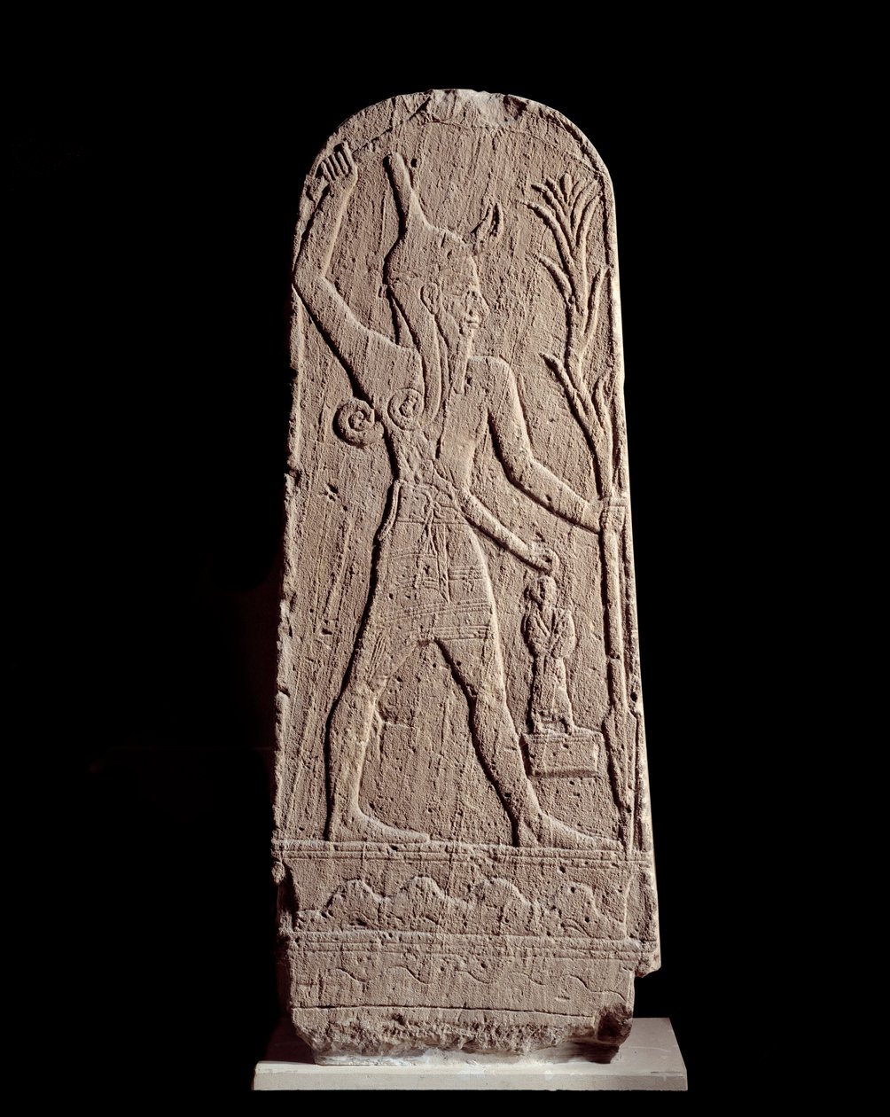Itämainen taide: Baali-jumalan steele salamassa. (Jumalasoturi suojelee kuningasta) Veistos 1400-luvulta eKr., Syyria. Pariisi, Musee du Louvre tekijältä Syrian Syrian