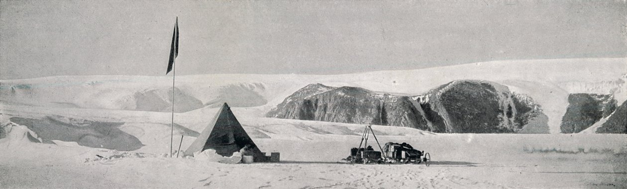 Couloir Cliffs, Granite Harbour, Showing the Camp Off the Piedmont Tongue, c1911, 1913 tekijältä T. Griffith Taylor