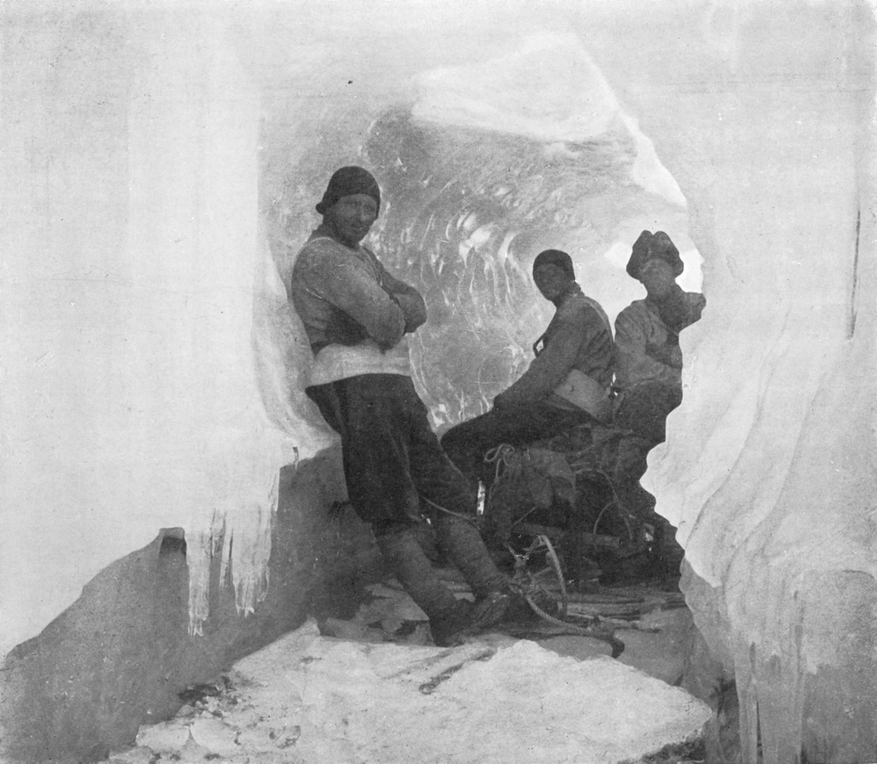 Ensimmäinen länsimainen puolue luonnollisessa jäätunnelissa, c1911, 1913 tekijältä T. Griffith Taylor
