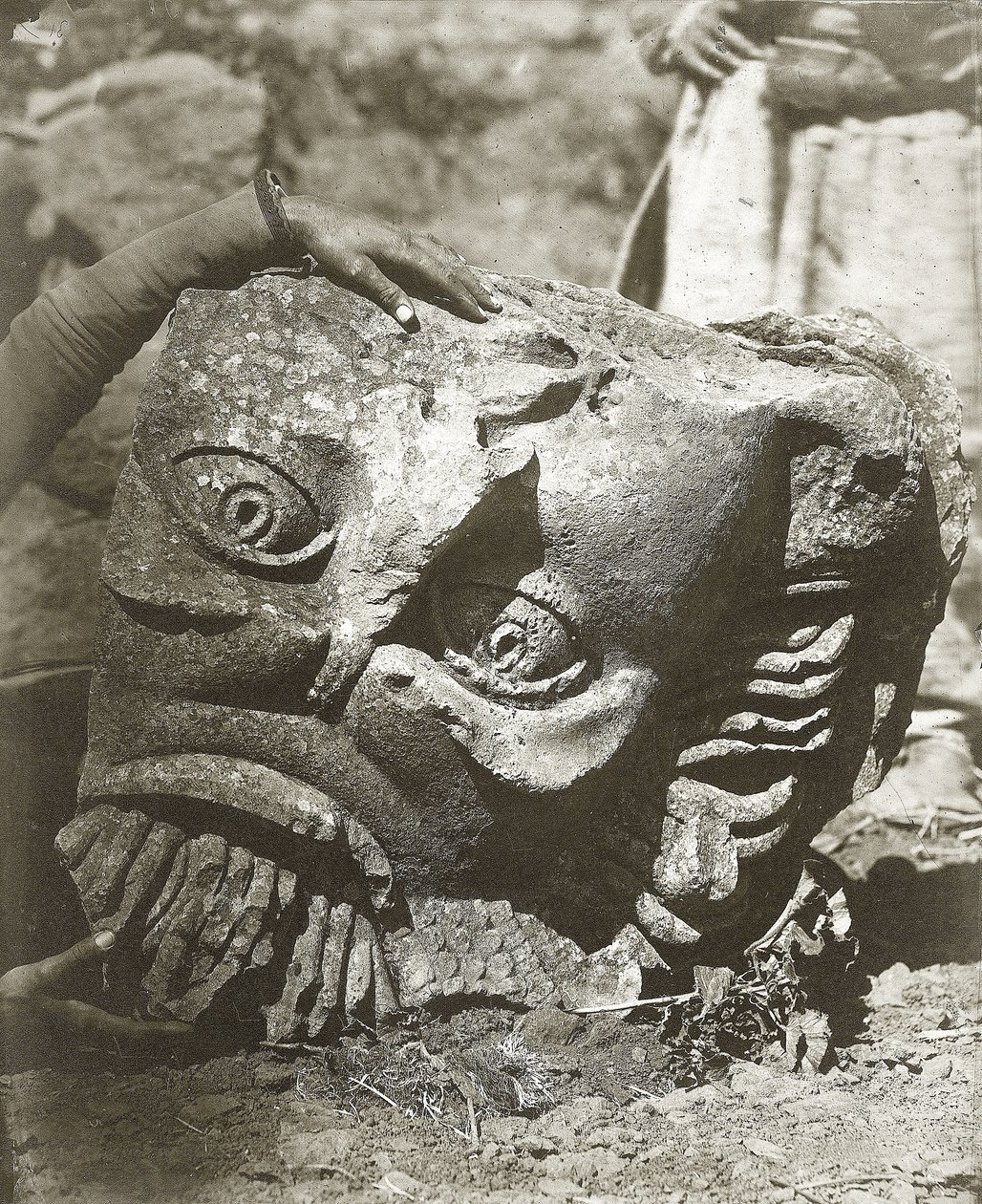 Antiikkipää Kunawatissa, Syyriassa, 1875 tekijältä Tancrede Dumas