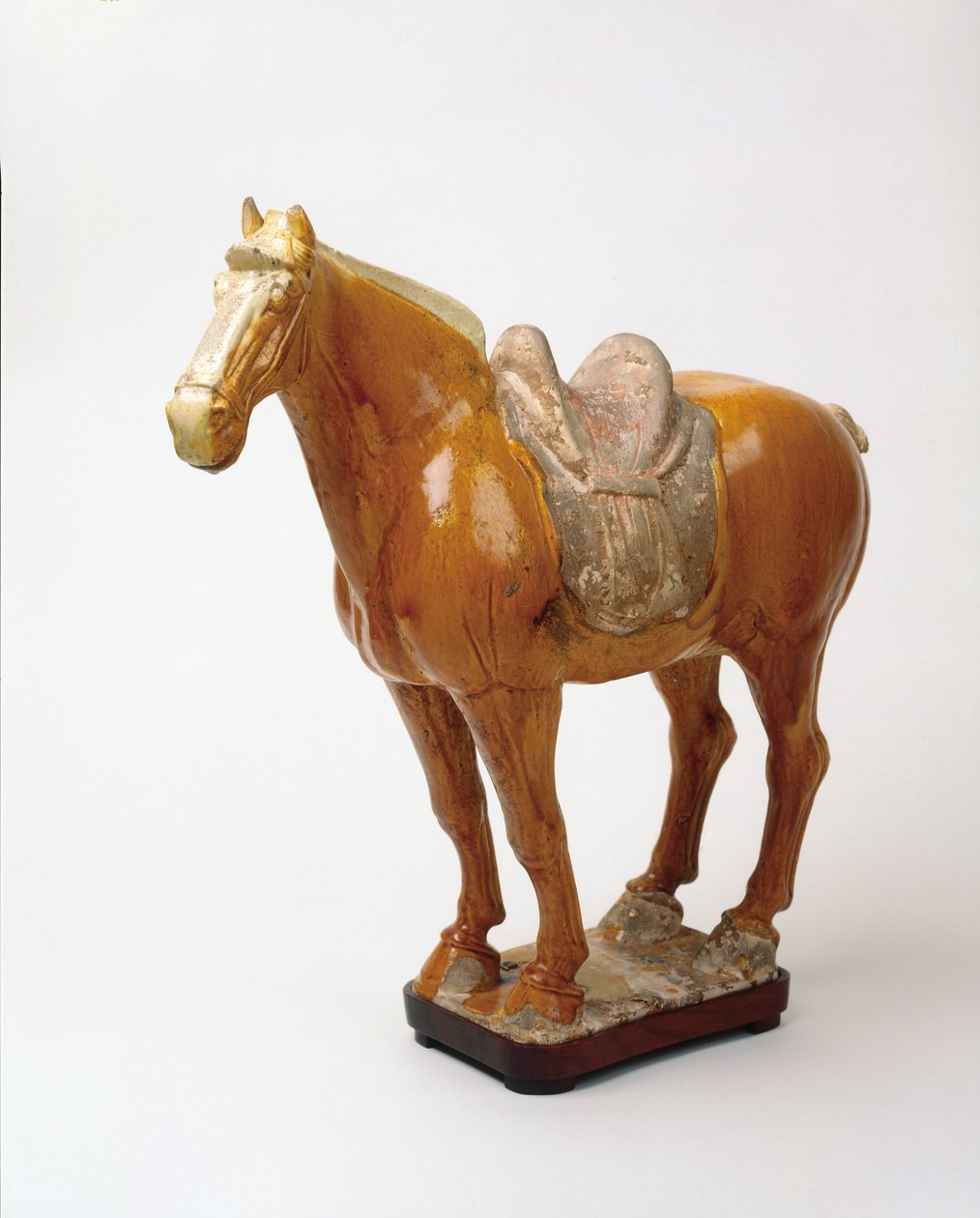 Hevonen satula, Tang-dynastia, 618-907 jKr (muovattu ja muotoiltu keramiikka lyijyllä sulatetulla keltaisella lasiteella) tekijältä Tang Dynasty Chinese School