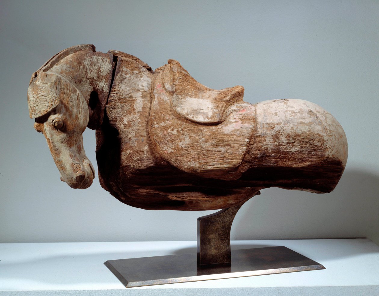 Kiinalainen taide: Puuhevonen. Veistos Tang-kaudelta (618-907). Pariisi, Musee Cernuschi. tekijältä Tang Dynasty Chinese School