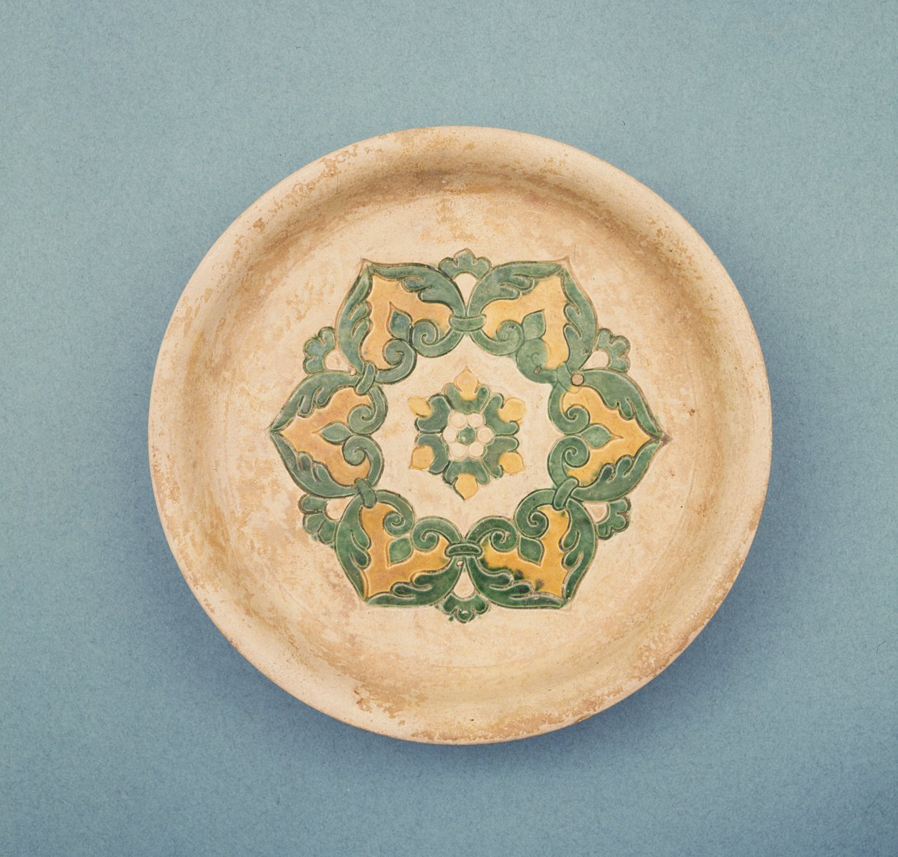 Kiinalainen tarjoiluastia, jossa on leikatut viivat värin juoksemisen estämiseksi, Tang-dynastia, 618-906 (keramiikka) tekijältä Tang Dynasty Chinese School