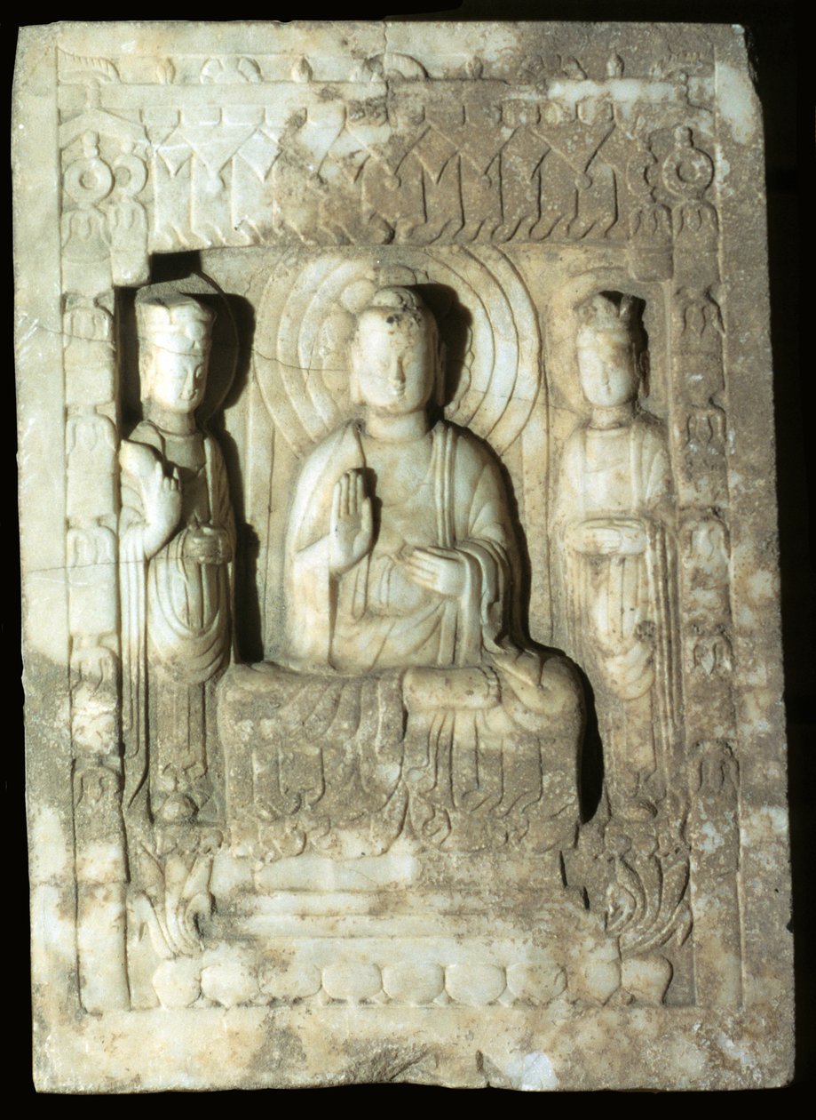 Stele edustaa Buddhaa kahden avustajan ympäröimänä, 618-907 (kalkkikivi) tekijältä Tang Dynasty Chinese School