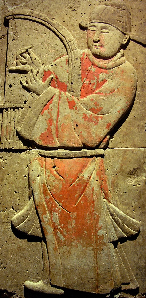 Terrakottastela, jossa on muusikko, Tang-dynastia (618-907), löydetty Shaanxin maakunnasta, Steles Forest -museo Xianissa. Valokuvaus, Leonard de Selva, Kiina, 2006. tekijältä Tang Dynasty Chinese School
