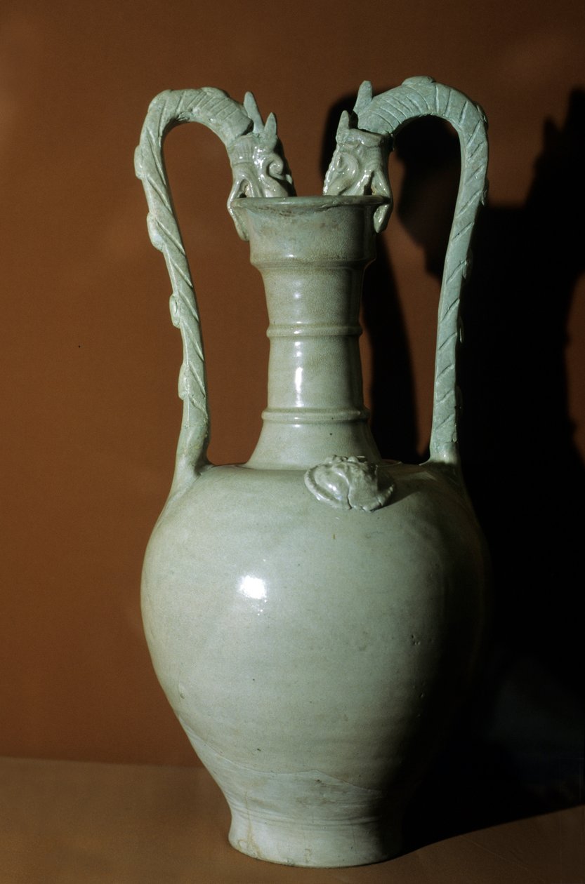 Maljakko, valkoinen lasite, kaksinkertaiset lohikäärmekahvat, vatsa koristeltu reliefikukilla, 618-907. tekijältä Tang Dynasty Chinese School