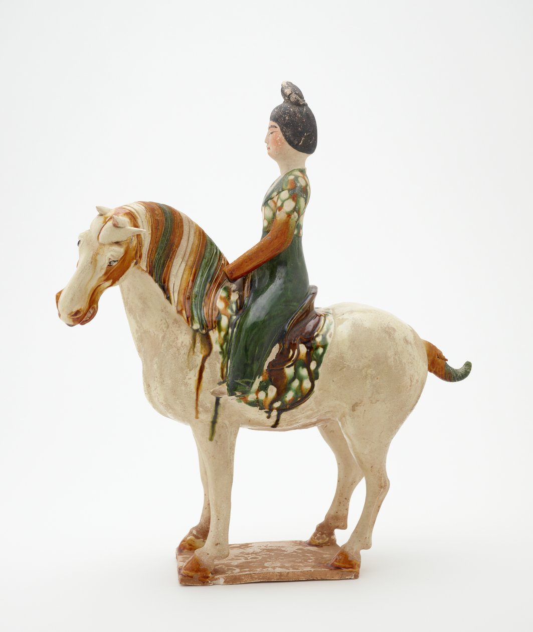 Nainen hevosen selässä, Tang-dynastia, n. 700-750 (keramiikka lyijy-silikaattilasituksella ja maalatuilla yksityiskohdilla) tekijältä Tang Dynasty Chinese School