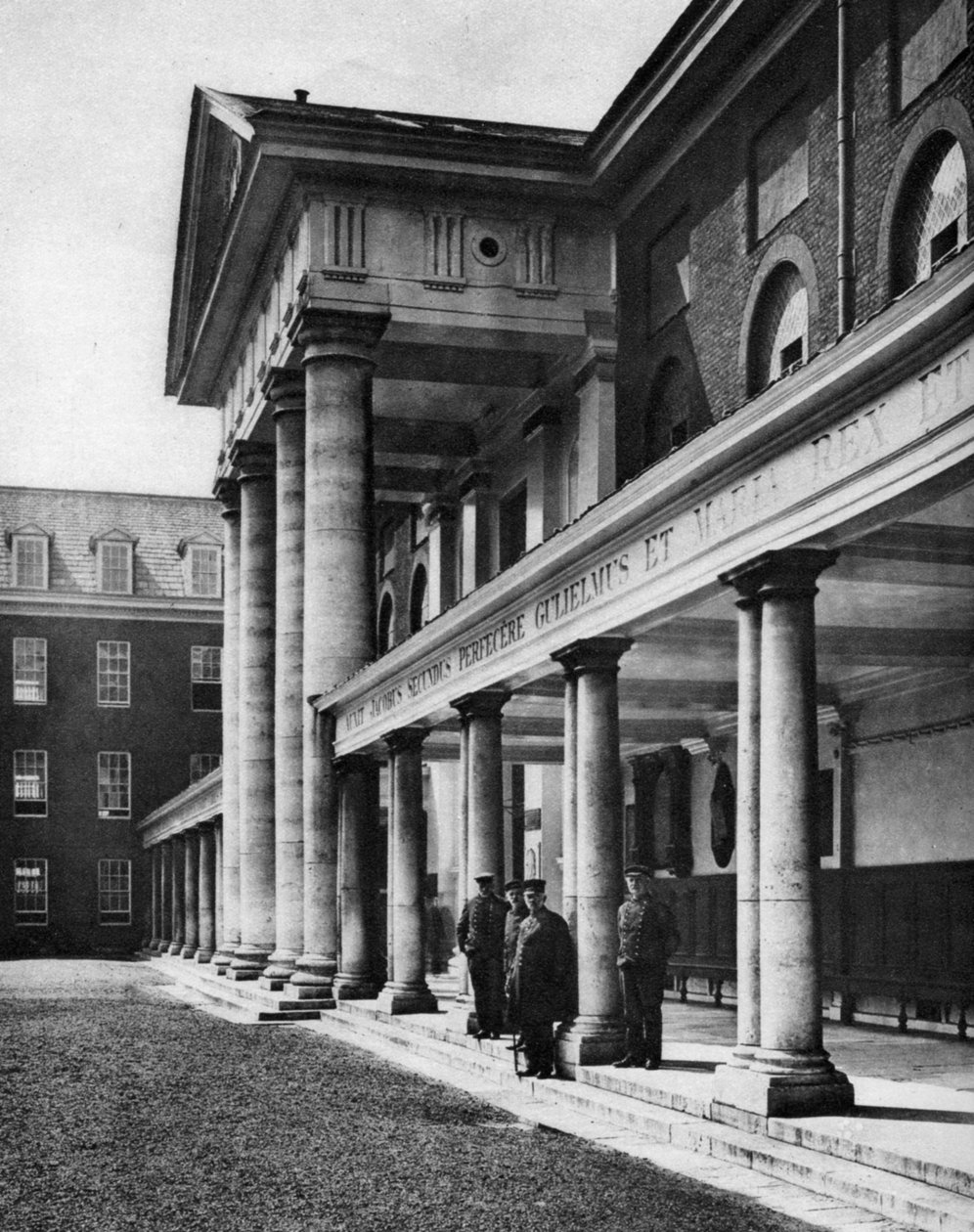 Eläkeläisiä Chelsea Royal Hospitalin suuressa nelikulmassa Lontoossa, 1926-1927. tekijältä Taylor