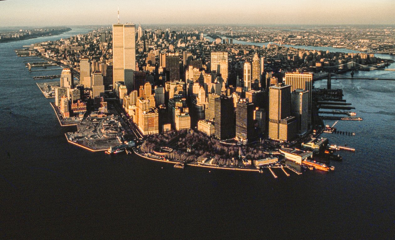 Ilmakuva Lower Manhattanin ranta-alueesta New Yorkin satamasta, mukaan lukien World Trade Cen... tekijältä Ted Spiegel