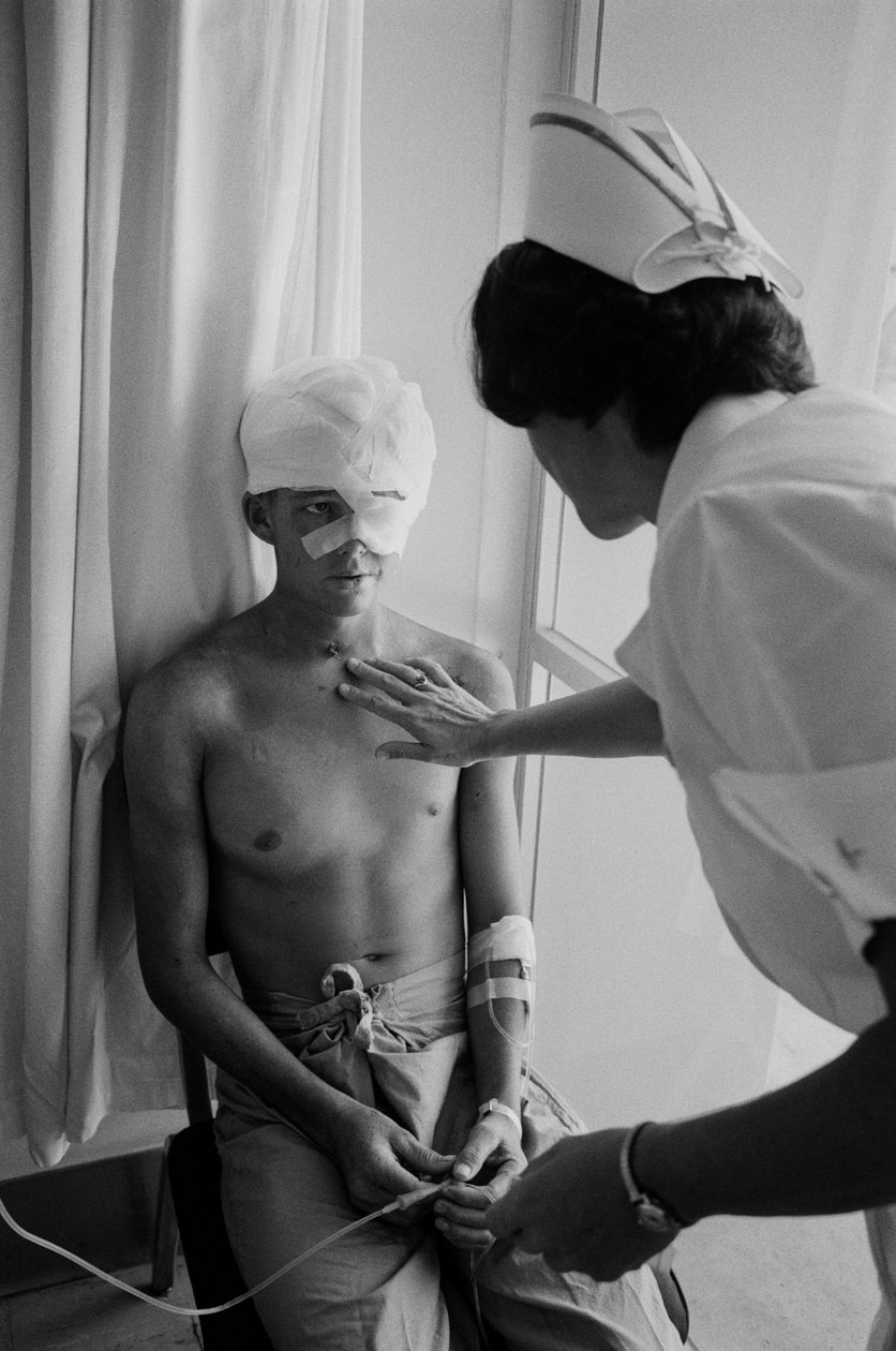 Vietnamin sodassa haavoittuneet amerikkalaiset sotilaat kuljetetaan ilmakuljetuksella Clark A:n sairaalaan.... tekijältä Ted Spiegel