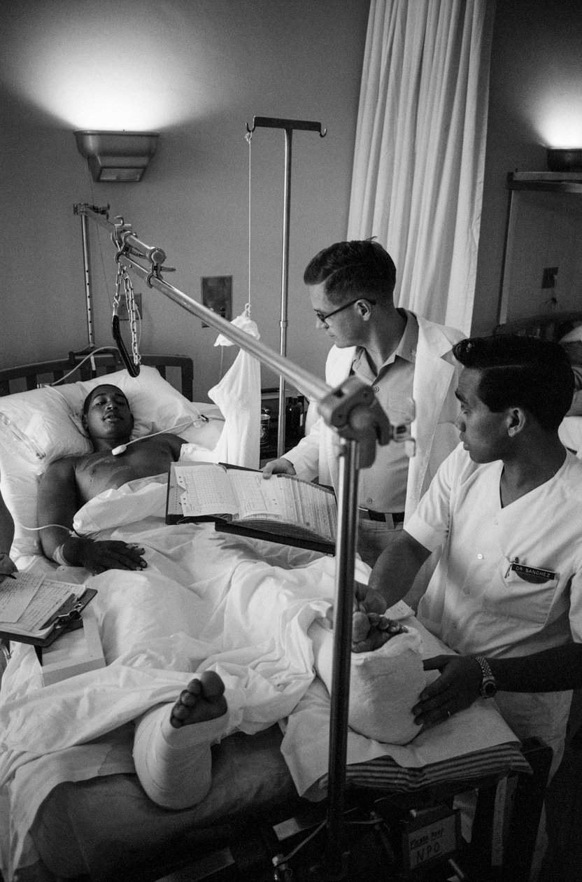 Vietnamin sodassa haavoittuneet amerikkalaiset sotilaat kuljetetaan ilmakuljetuksella Clark A:n sairaalaan.... tekijältä Ted Spiegel