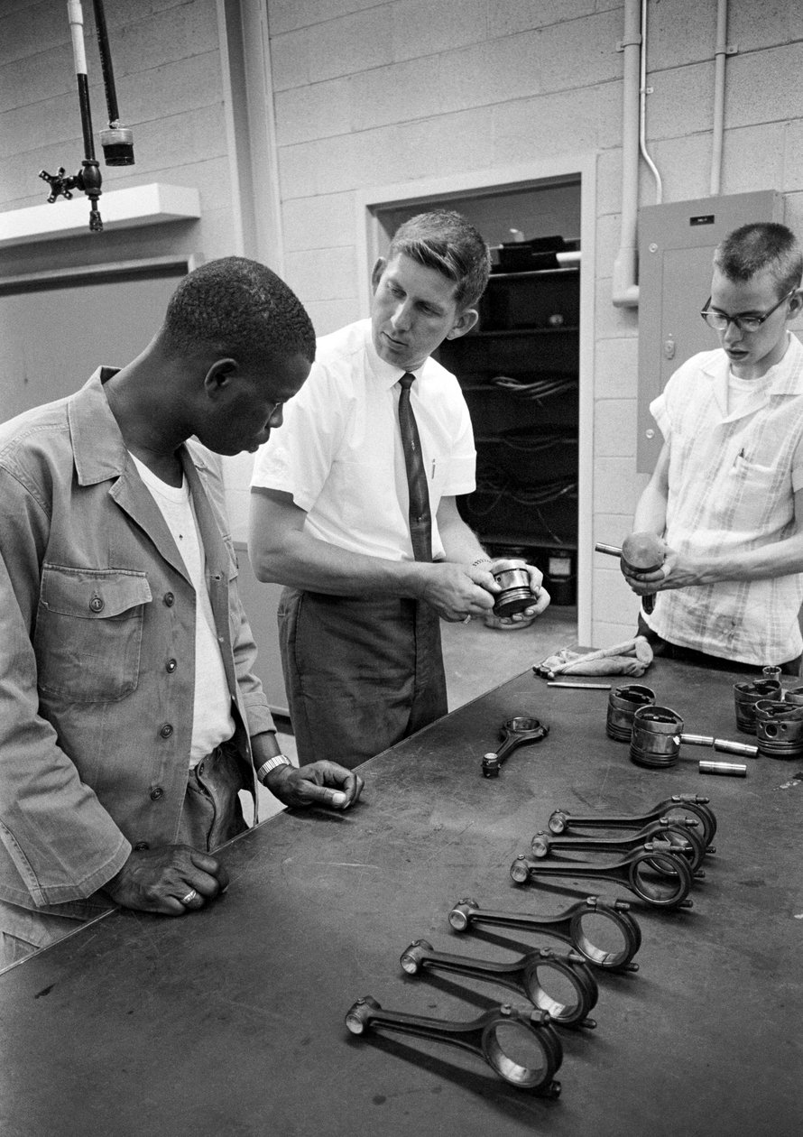 Automekaanikkojen koulutus Pohjois-Carolinan teollisuuskoulutuskeskuksissa vuonna 1965.... tekijältä Ted Spiegel