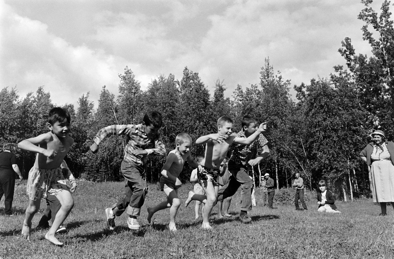 Pojat juoksevat kilpaa Matanuska-joen rannalla Palmerissa, Alaskassa järjestettävän piknikin aikana. tekijältä Ted Spiegel