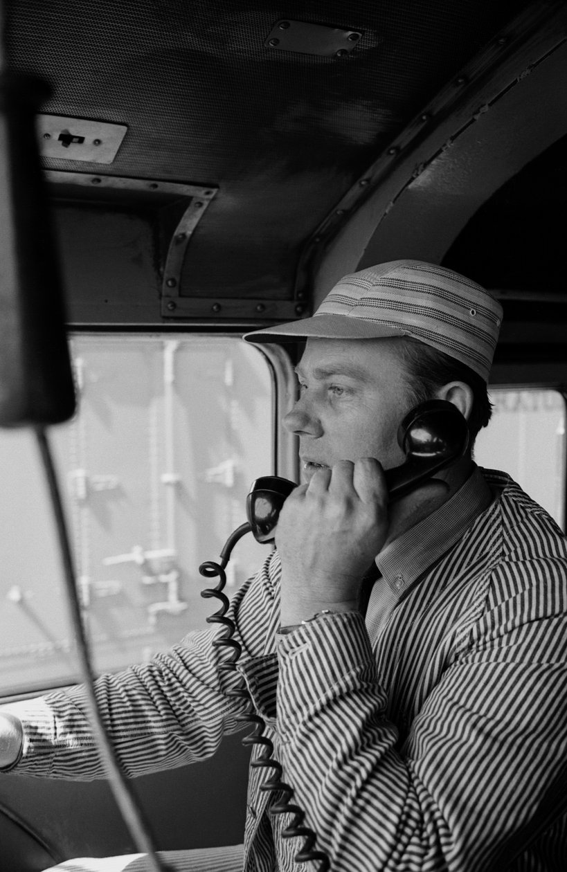 Charles Brockman, Great Northern Railroadin veturinkuljettaja, puhuu radiopuhelimessa.... tekijältä Ted Spiegel