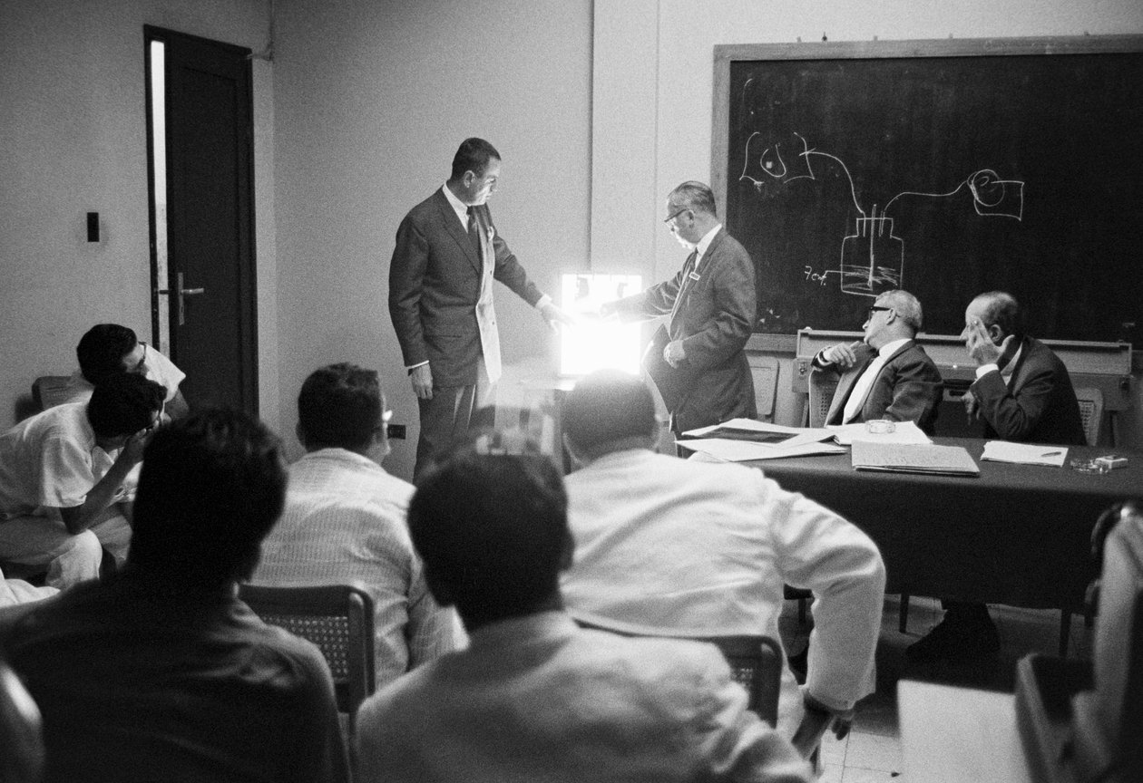 Luokkahuone lääkäreille ja terveydenhuollon virkamiehille SS Hope -sairaalalaivalla tekijältä Ted Spiegel