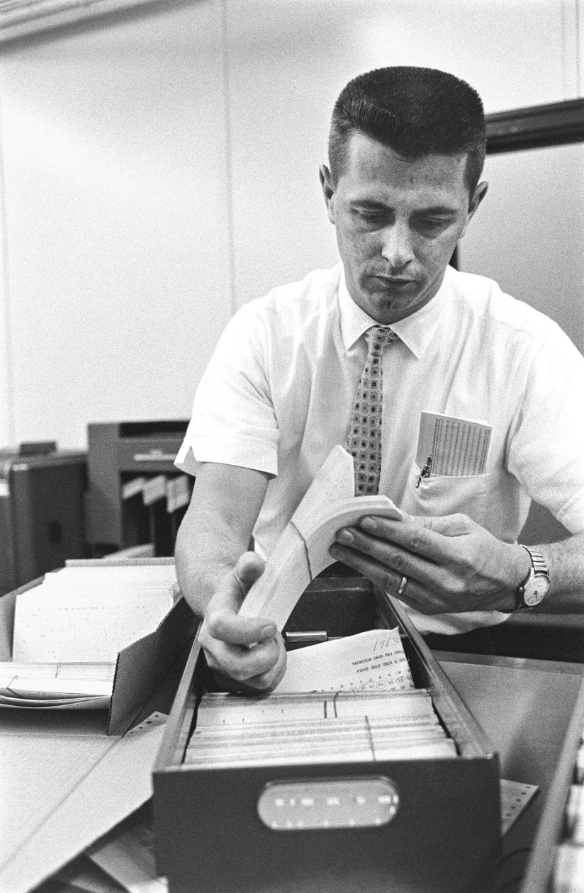 Tietokoneoperaattori Don Murray työskentelee IBM:n varhaisen digitaalisen tietokoneen kanssa, joka käyttää... tekijältä Ted Spiegel