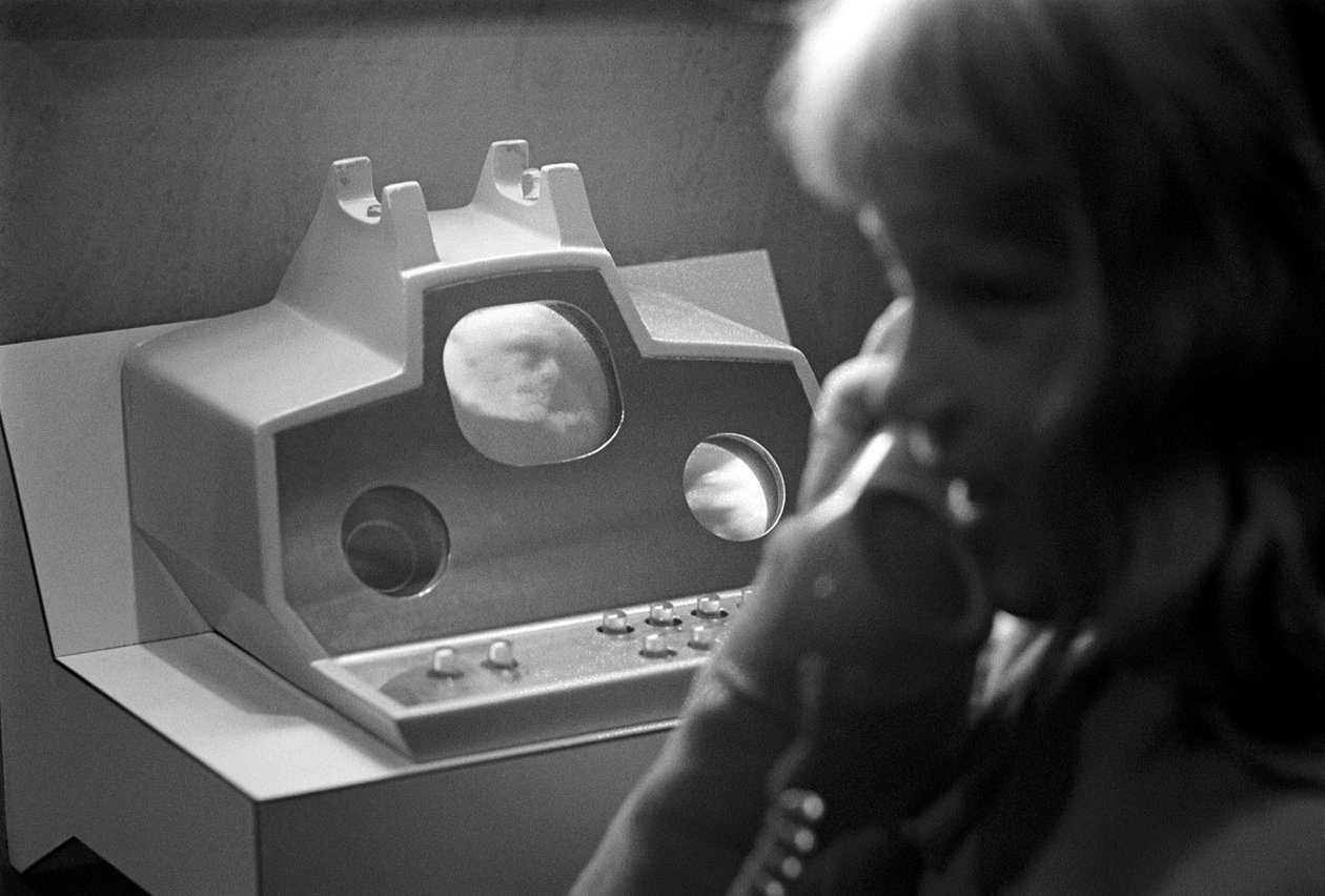 Futuristisen Picturephone-viestintätekniikan esittely Seattlen maailmannäyttelyssä tekijältä Ted Spiegel