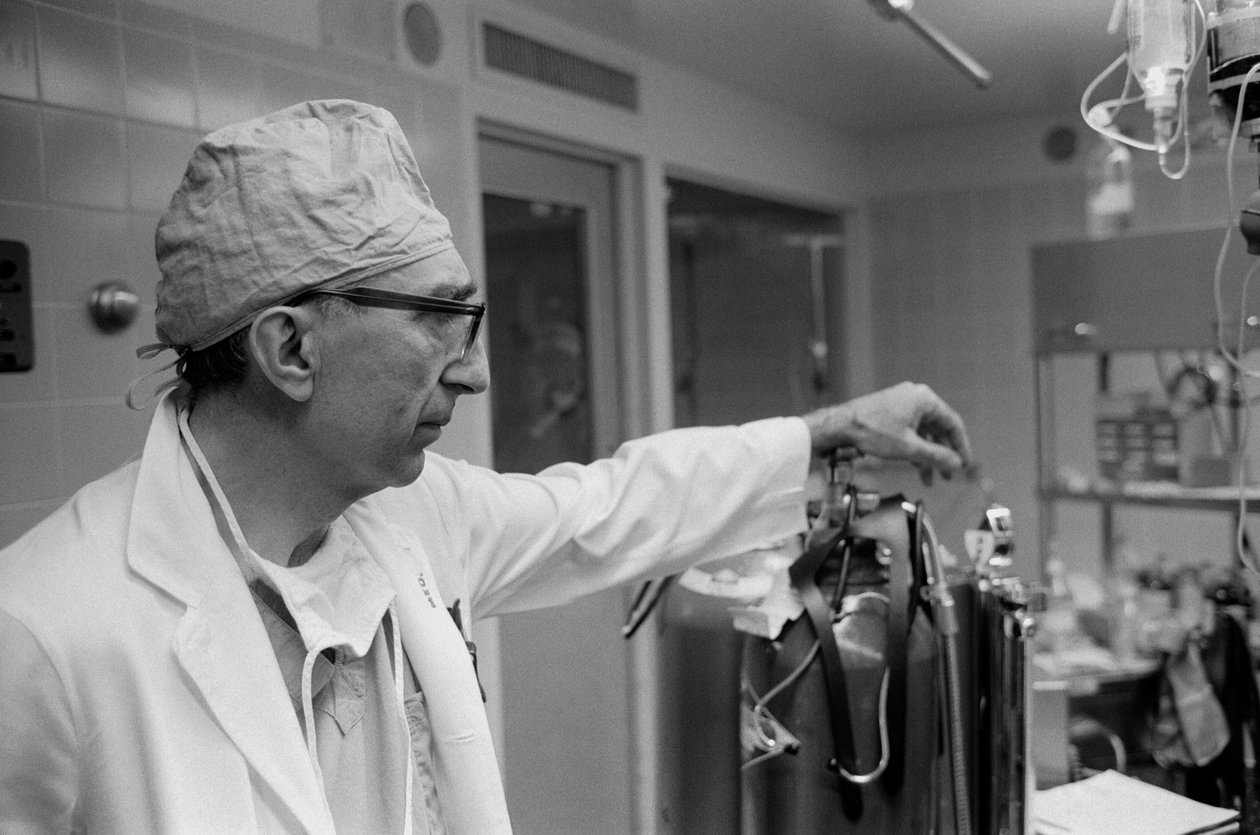 Tohtori Michael DeBakey, sydän- ja verisuonikirurgi Texas Medical Centerissä. tekijältä Ted Spiegel
