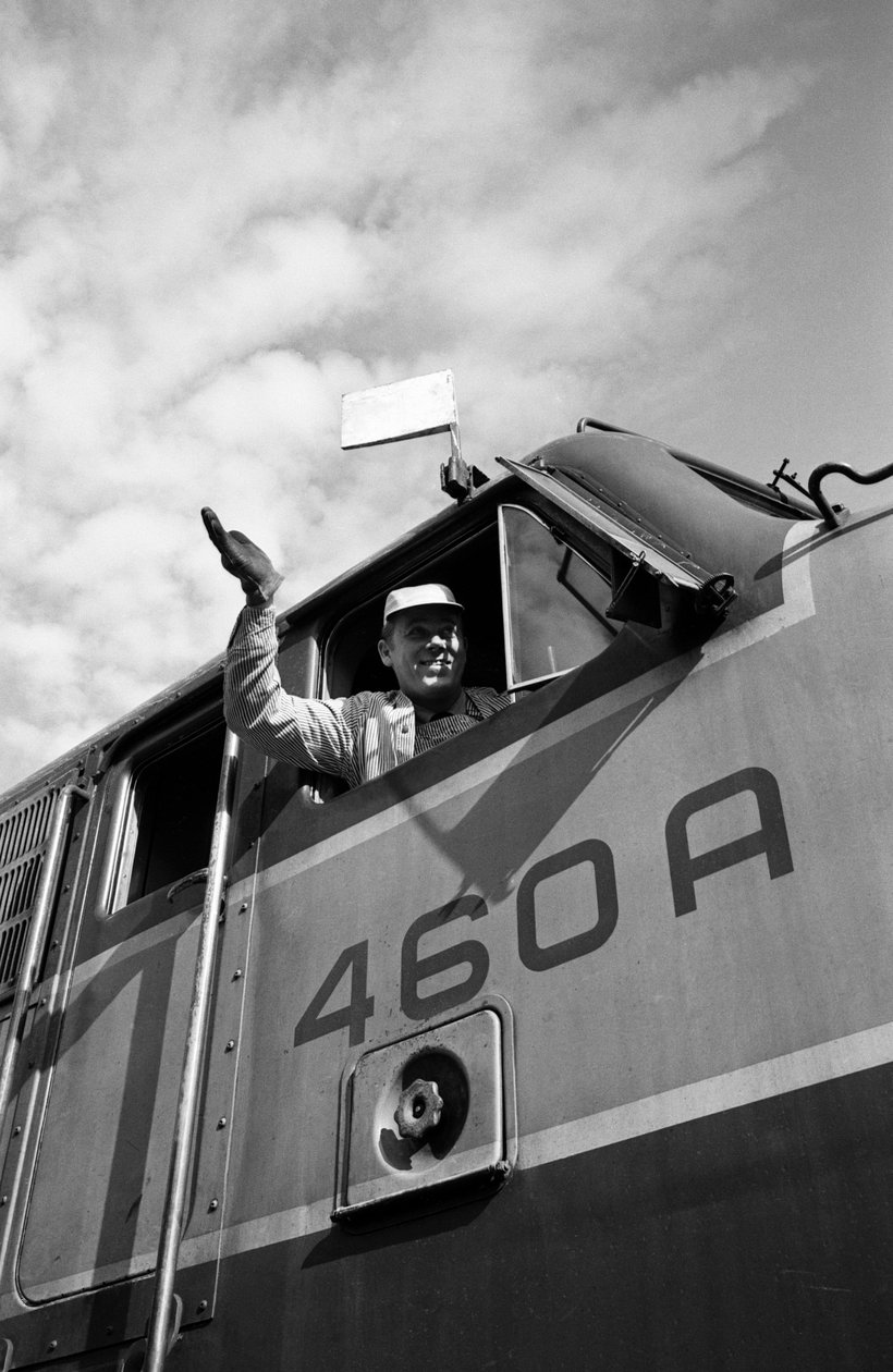 Great Northern Railroadin veturinkuljettaja vilkuttaa EMD E7 -veturin ohjaamosta. tekijältä Ted Spiegel