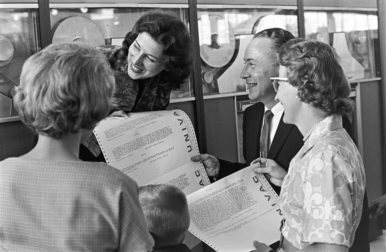 Kädessään UNIVAC-tietokoneen tulosteet, Denverissä asuva Vic Pakka -perhe vierailee... tekijältä Ted Spiegel
