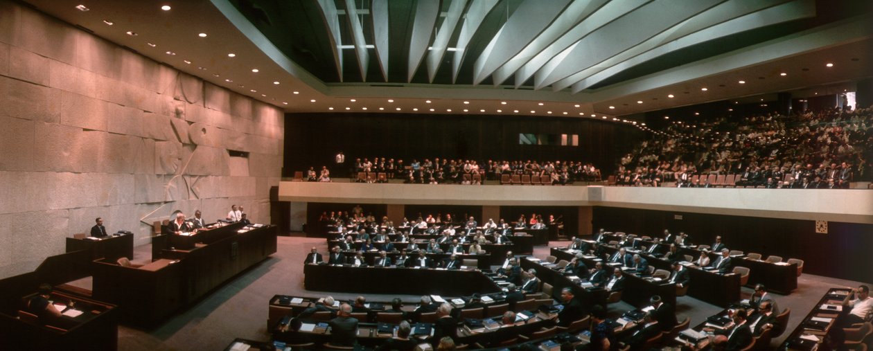 Israelin Knessetin istunnossa puhuu Israelin presidentti David Ben-Gurion. Jerusalem. tekijältä Ted Spiegel