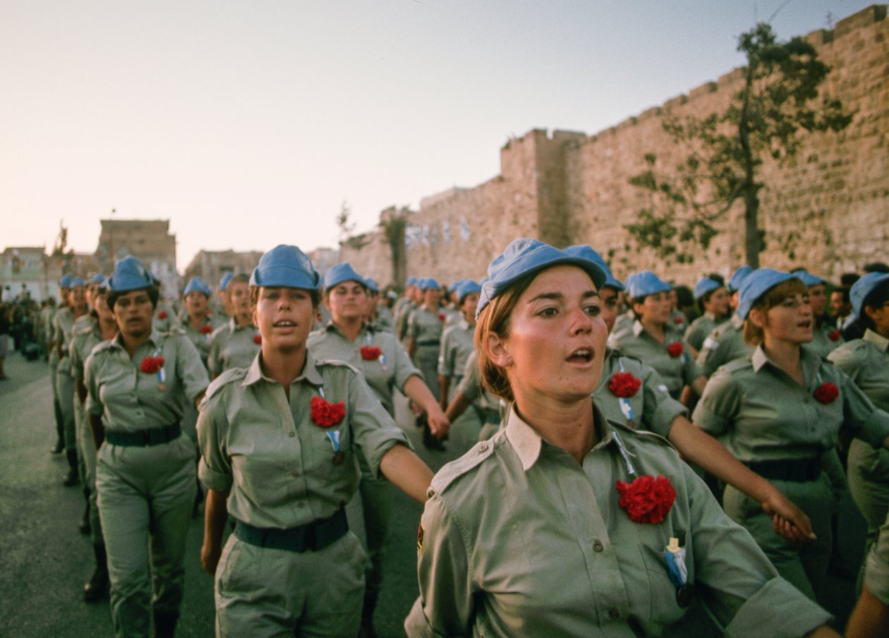 Israelin sotilaat marssivat Jerusalemin vanhan kaupungin muurien ohi muinaisen kulkuväylän... tekijältä Ted Spiegel