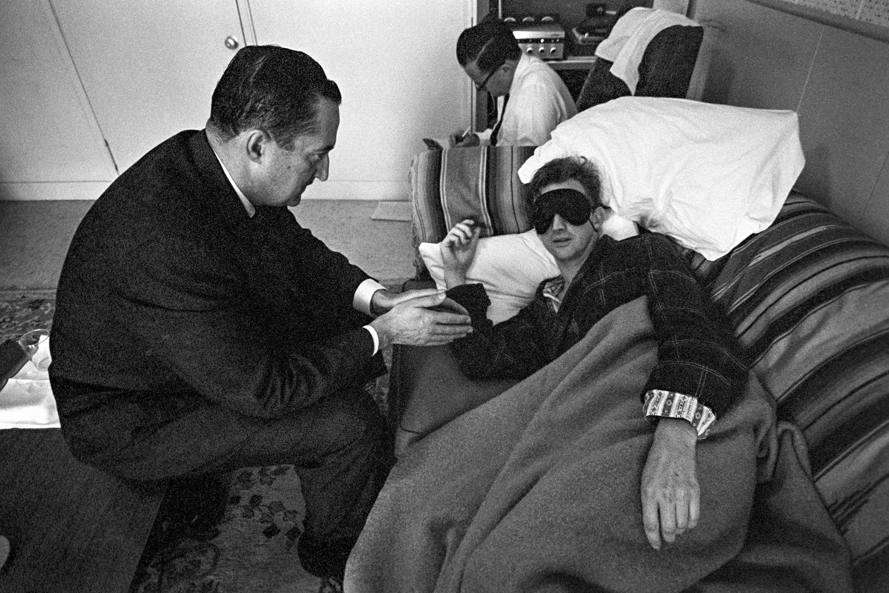 Mielenterveyspotilas joutuu psykofarmakologisen hoidon ja kokeilujen kohteeksi. tekijältä Ted Spiegel