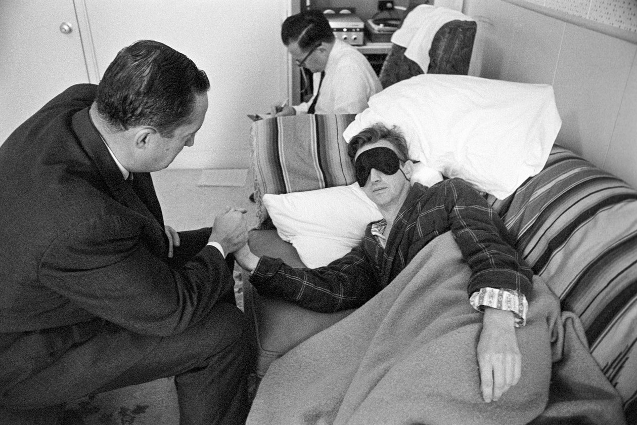 Mielenterveyspotilas joutuu psykofarmakologisen hoidon ja kokeilujen kohteeksi. tekijältä Ted Spiegel