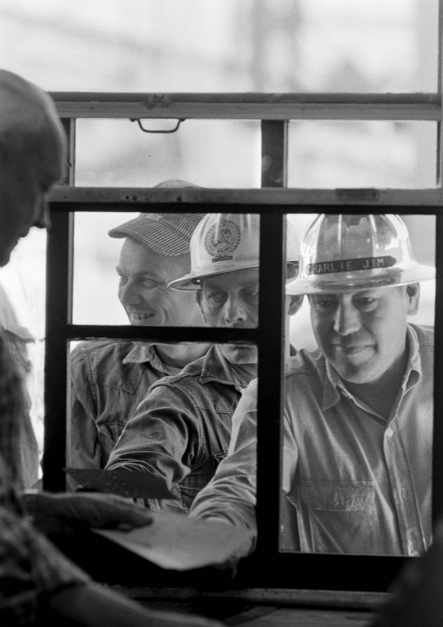 Kaivosmiehet saavat palkkaa Mineralogit suunnittelevat avolouhoksen louhintaa Morencin kaivoksessa.... tekijältä Ted Spiegel