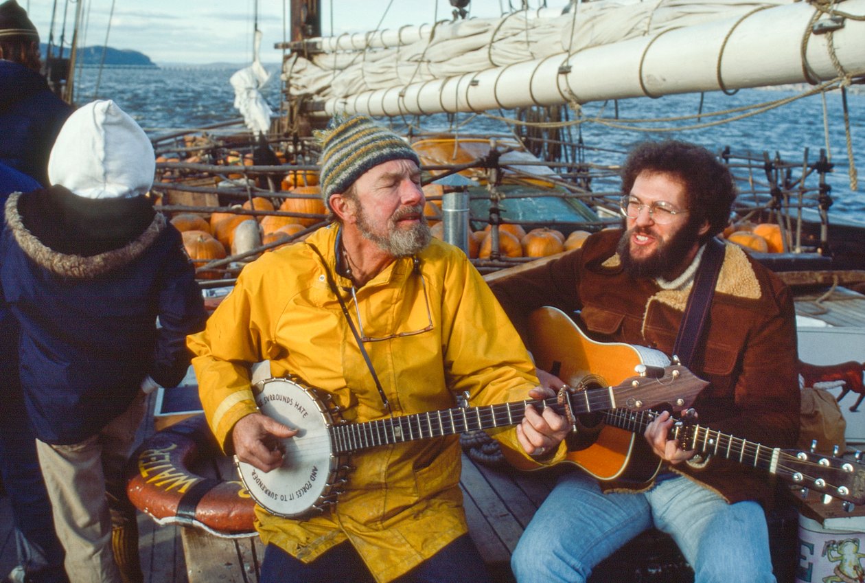 Muusikko ja ympäristöaktivisti Peter Seeger soittaa banjoa Clearwaterin kannella.... tekijältä Ted Spiegel