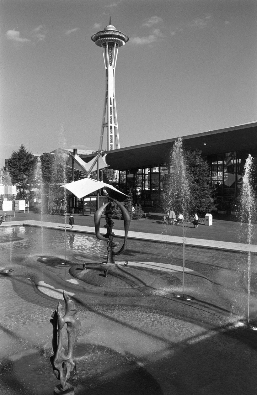 Uima-allas, suihkulähde, veistos ja Space Needle Seattlen maailmannäyttelyssä. tekijältä Ted Spiegel