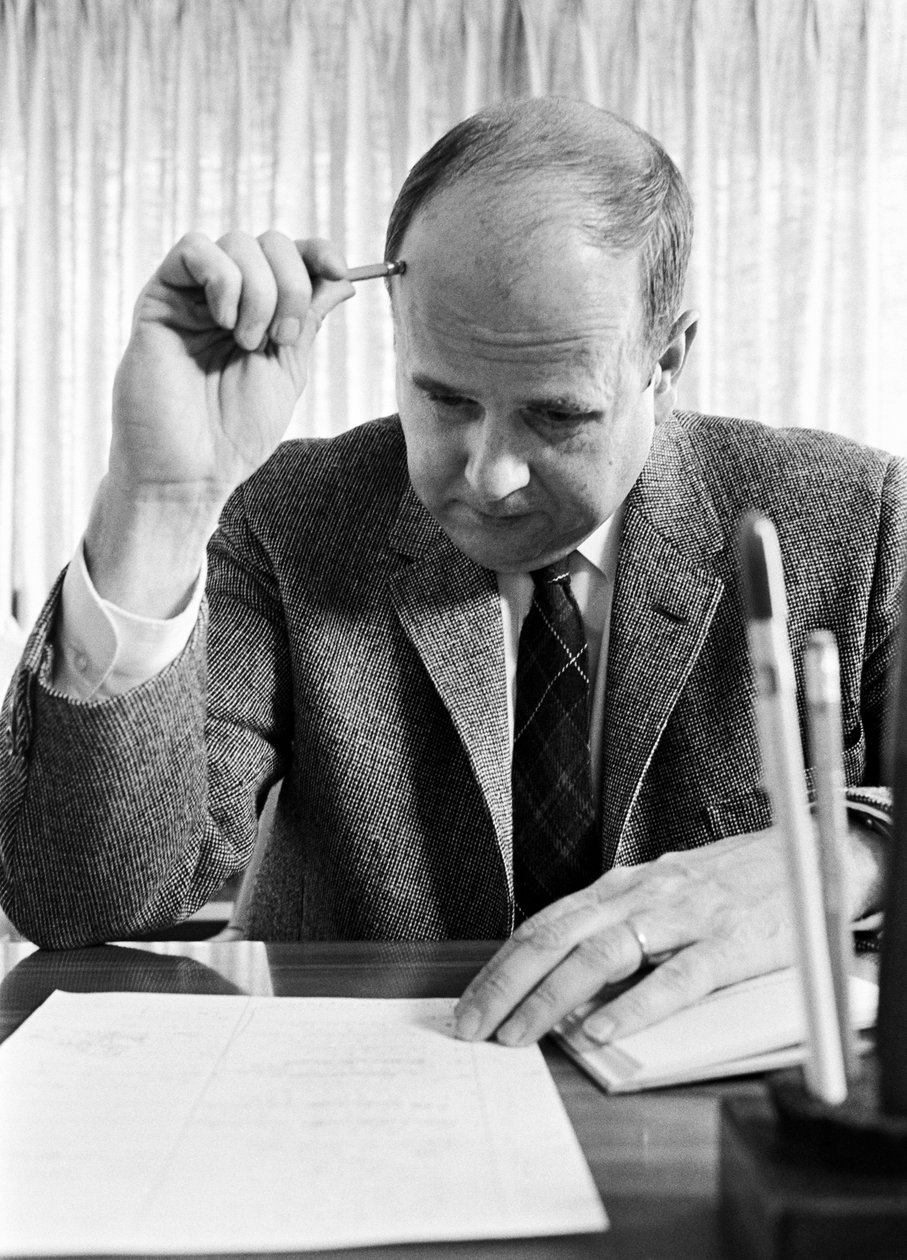Kirkkoherra Lincoln Reed kirjoittaa ja muokkaa muistiinpanoja sunnuntain saarnaa varten. tekijältä Ted Spiegel