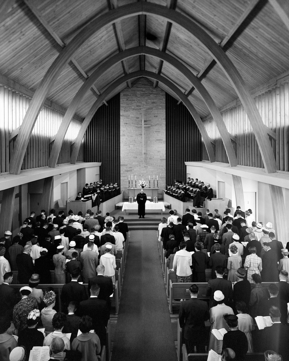 Pastori puhuu seurakunnalle sunnuntain jumalanpalveluksessa First Congregational Churc... tekijältä Ted Spiegel