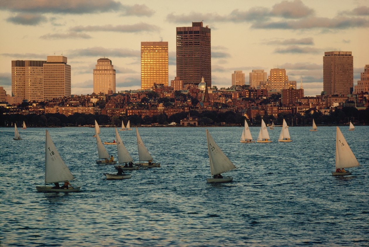Purjeveneitä auringonlaskun aikaan Charles River Basinissa, Beacon Hillin alapuolella. tekijältä Ted Spiegel