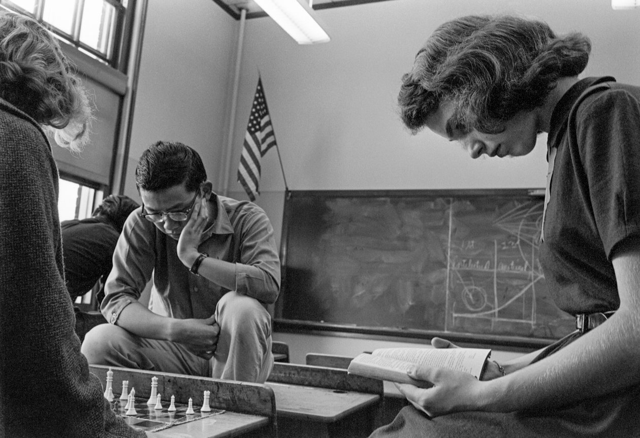 Opiskelijat pelaavat shakkia ja lukevat Ames A. Garfield High Schoolissa, joka on kaupunkien... tekijältä Ted Spiegel