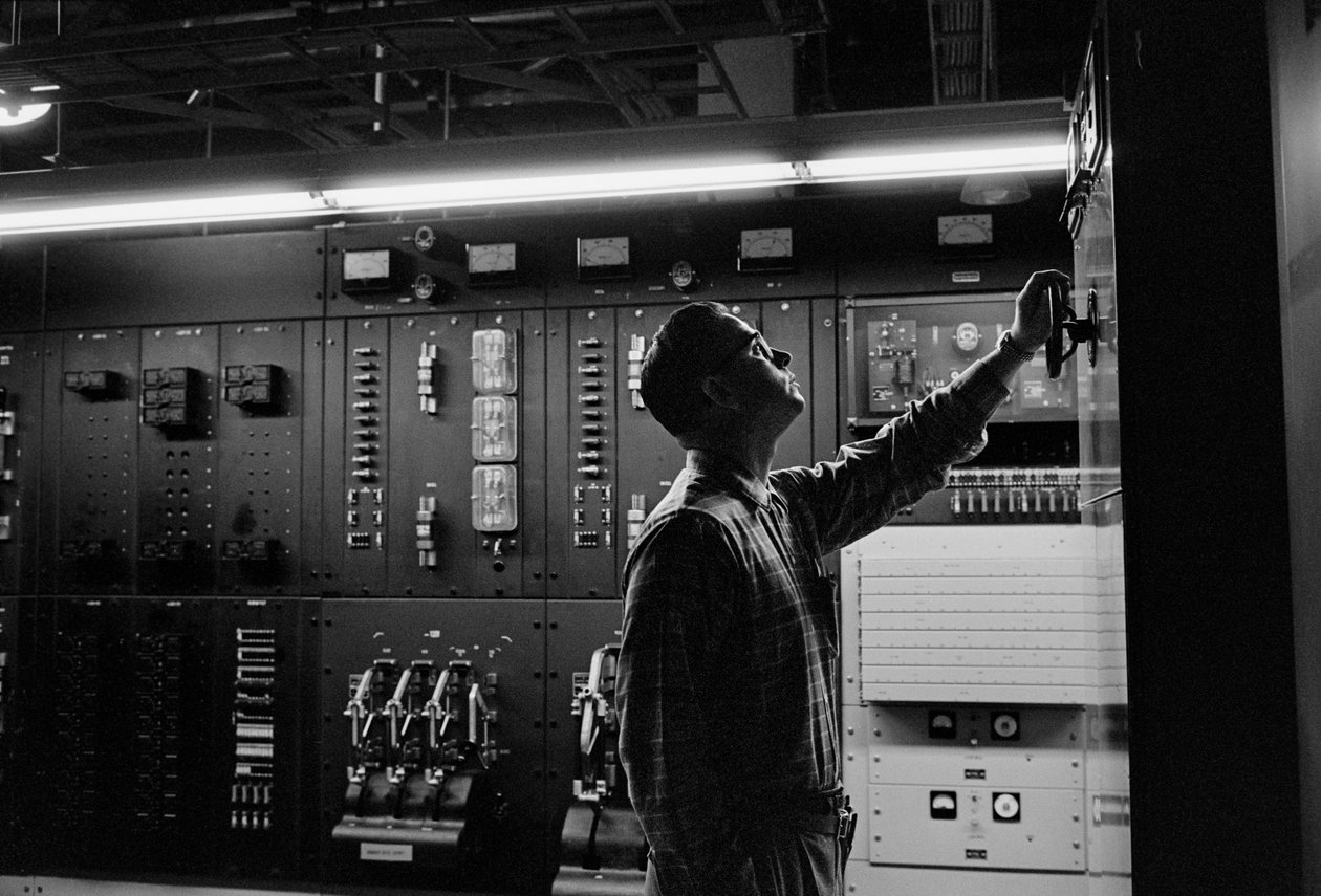 Puhelinlaitteiden huolto PacTel aka Pacific Telephone Bellinghamissa, ... tekijältä Ted Spiegel