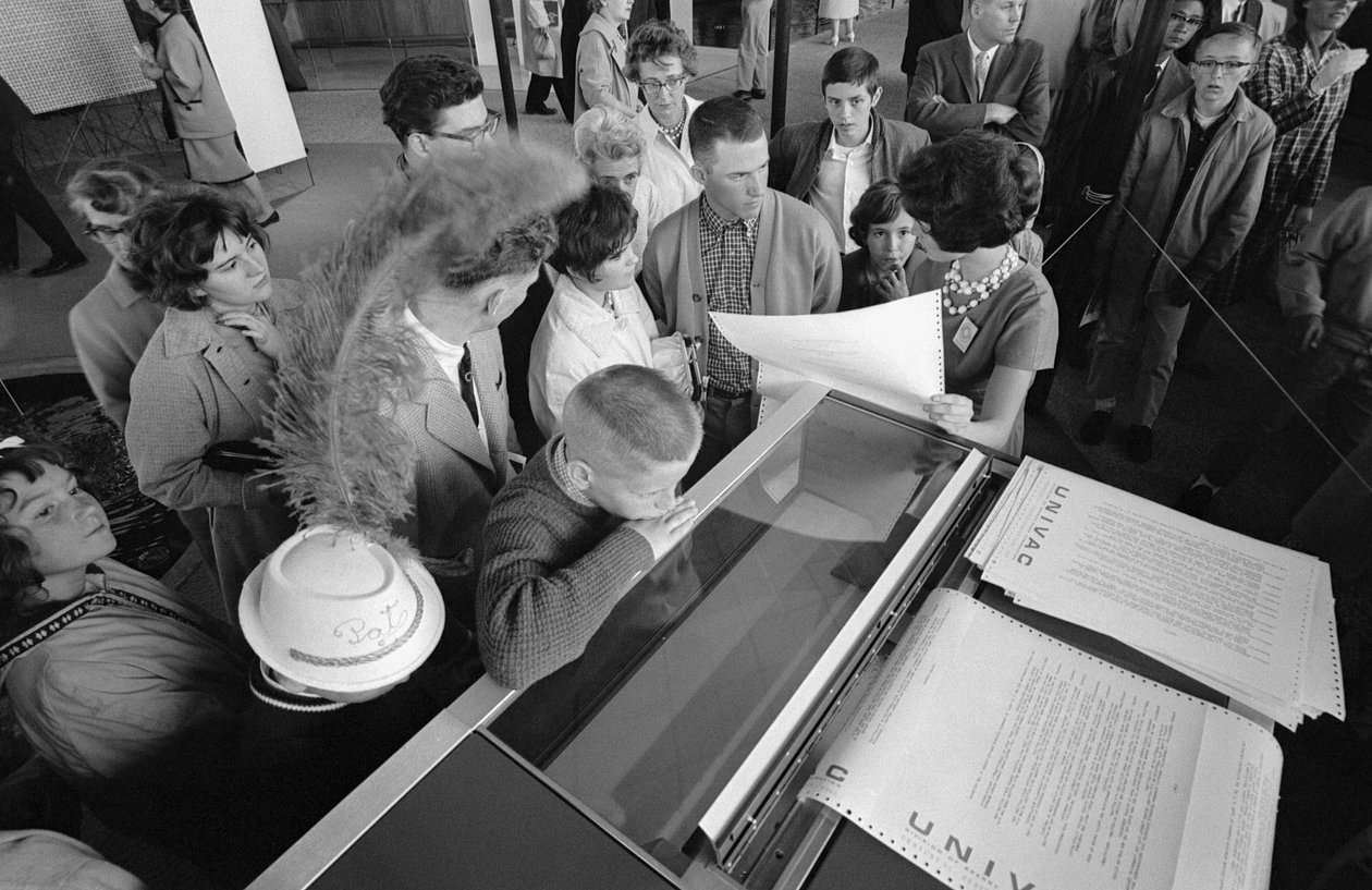 Seattlen maailmannäyttelyssä 1962 kävijät tutkivat UNIVAC-tietokoneen varhaista näyttöä. tekijältä Ted Spiegel